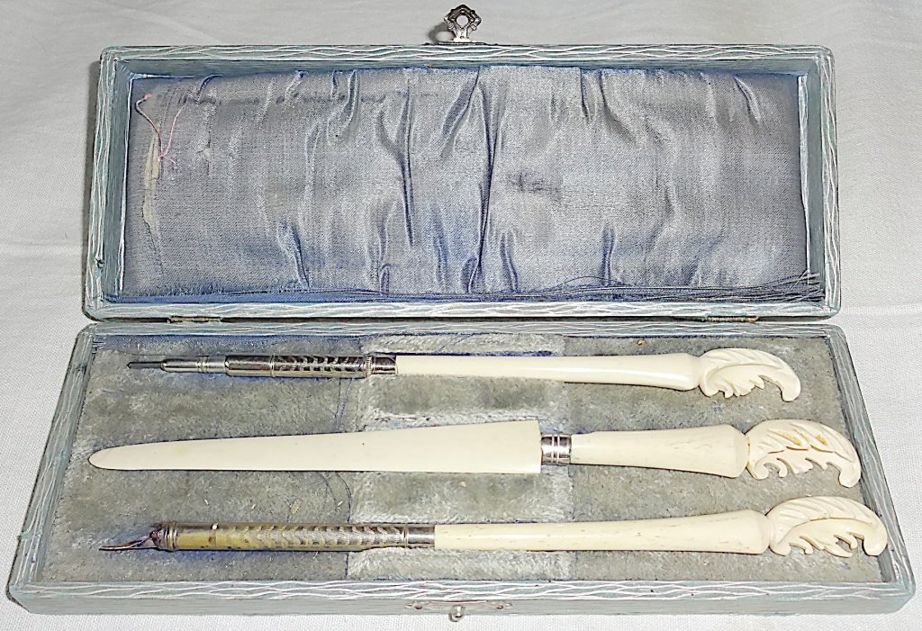 Этот канцелярский набор (грифельный карандаш, перьевая ручка и нож для бумаг) сработан до Веоликой Отечественной войны из стали и слоновой кости.