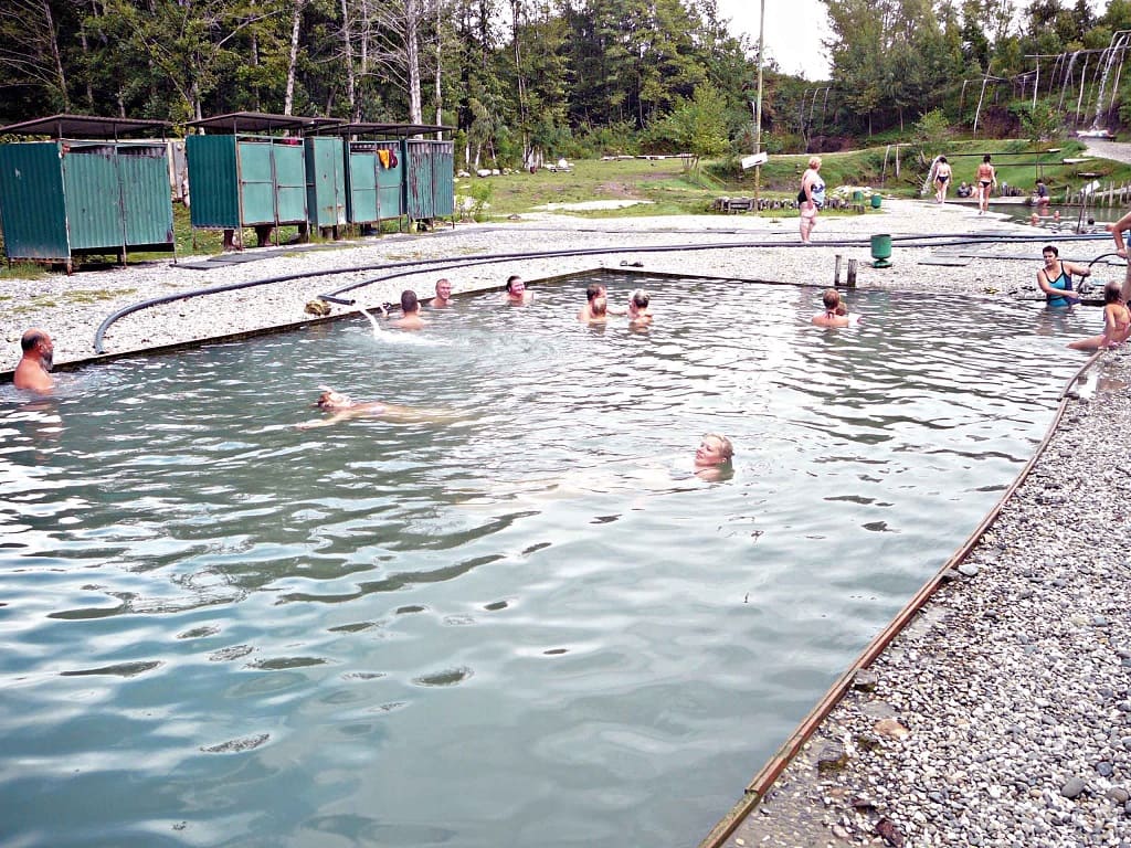 Кындыгский термальный источник – для тех, кому нужно подлечиться. Вода в бассейне расслабляюще горячая. Выходить не хочется, но все же долго находиться в нем тоже нельзя.