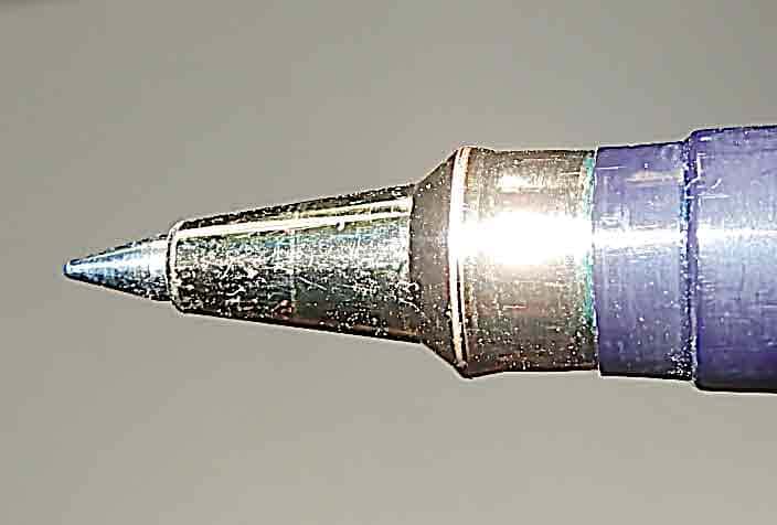 Шариковая ручка внешне напоминает подкалиберный снаряд.