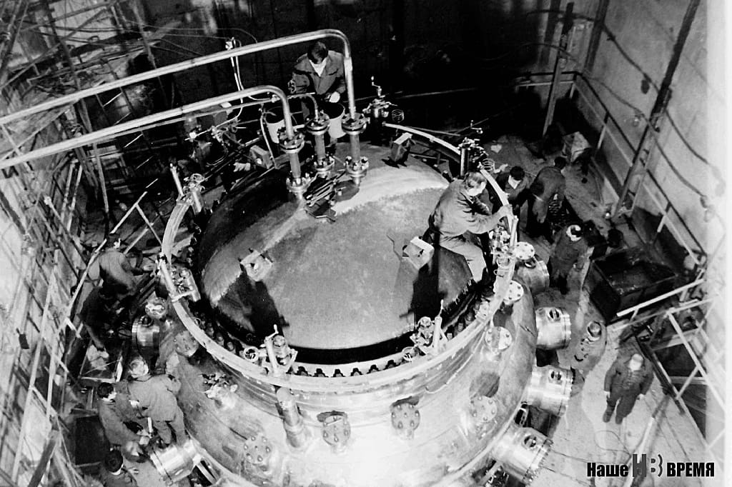 К концу 1985 года в полном соответствии с плановым графиком специалистами производственного объединения «Атоммаш» был изготовлен корпус первого в стране реактора для атомных станций теплоснабжения. Это фото появилось на страницах «Комсомольца» 25 декабря 1985 года с материалом, посвященным тогдашнему успеху атоммашевцев.