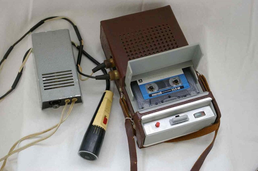 Первый советский магнитофон под компакт-кассету производился в Харькове на заводе «Протон». Назывался он «Десна».