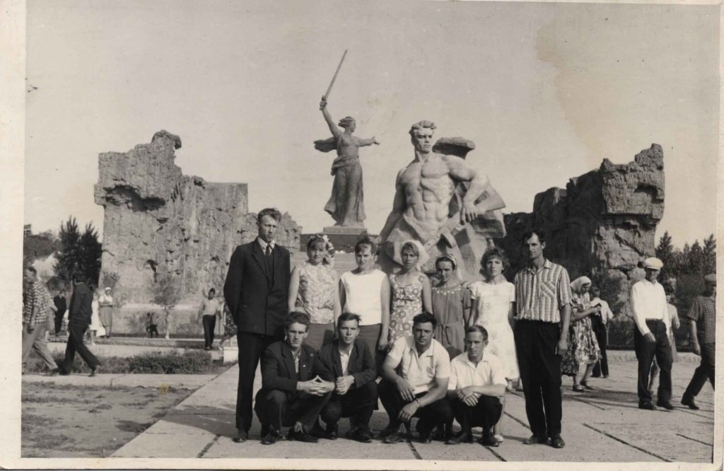 Июнь 1969 года. Группа комсомольцев и молодежи колхоза «Победа» –на Мамаевом кургане.
