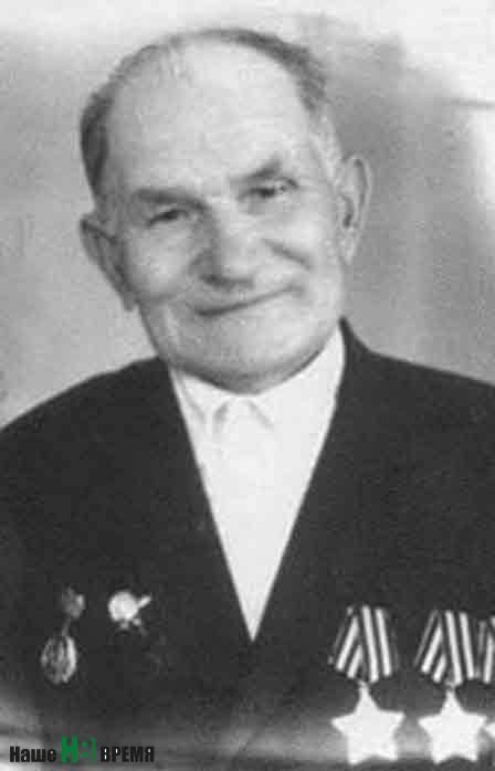 Полный кавалер ордена Славы Петр Надеваев.