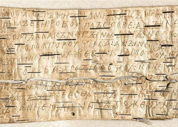  Это – первая берестяная грамота, найденная на территории древней Руси, – небольшое письмецо холопа, который жил в пятнадцатом столетии. Она была обнаружена археологами на старинной мостовой Холопьей улицы Великого Новгорода в слоях XIV-XV столетий.
