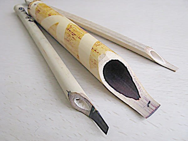 Вот такие ручки-каламы и сейчас используются для письма на Востоке. Они – копия древнеегипетских и очень похожи на современные перья для письма.