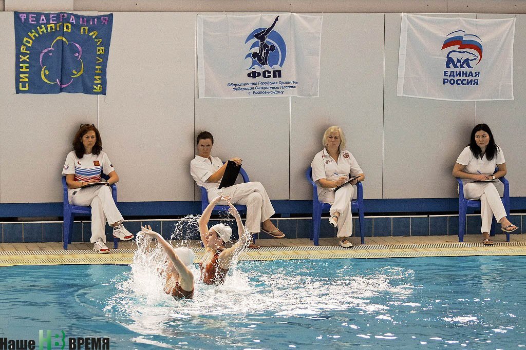 В ростовском бассейне «Коралл» прошел чемпионат Ростовской области по синхронному плаванию.