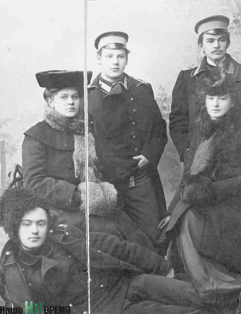 Жена полковника Мастыко Екатерина Михайловна (в девичестве Егорова) (на снимке слева). Крайний справа – будущий ленинский нарком Николай Крыленко.