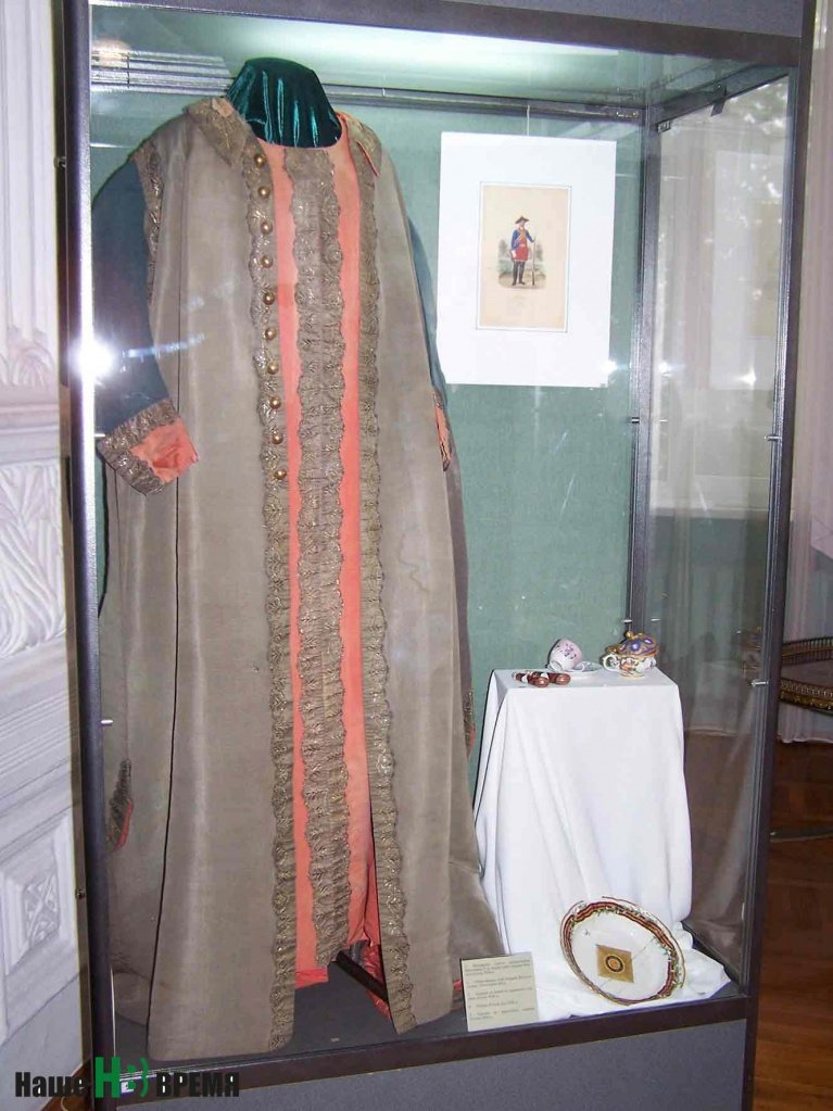 Мундирное платье Екатерины Великой – гордость коллекции.