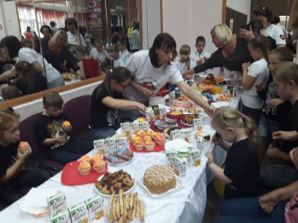 В субботу в Ростове в лицее 103 имени Сергея Козлова волонтерское движение «Счастливое детство» провело праздничное мероприятие для детей с ограниченными возможностями.