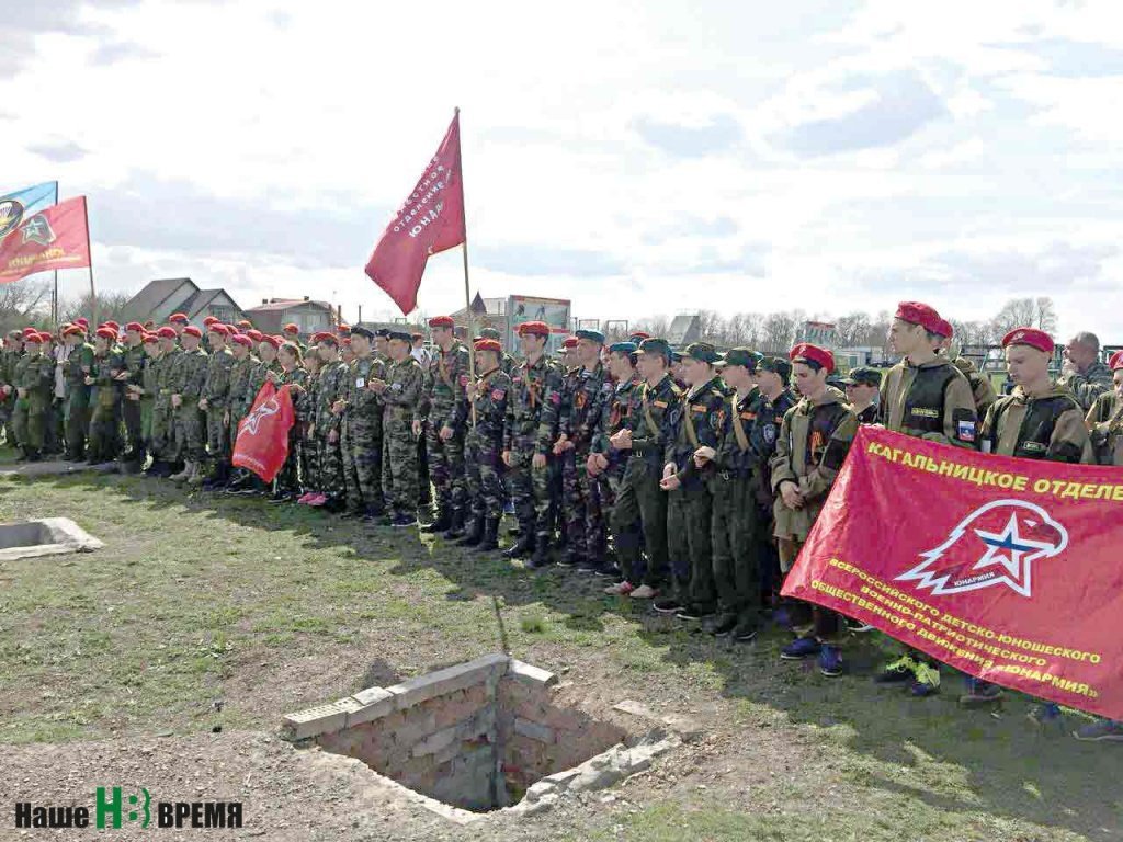 На спартакиаду «Звезда» юнармейские отряды прибыли со своими знаменами.