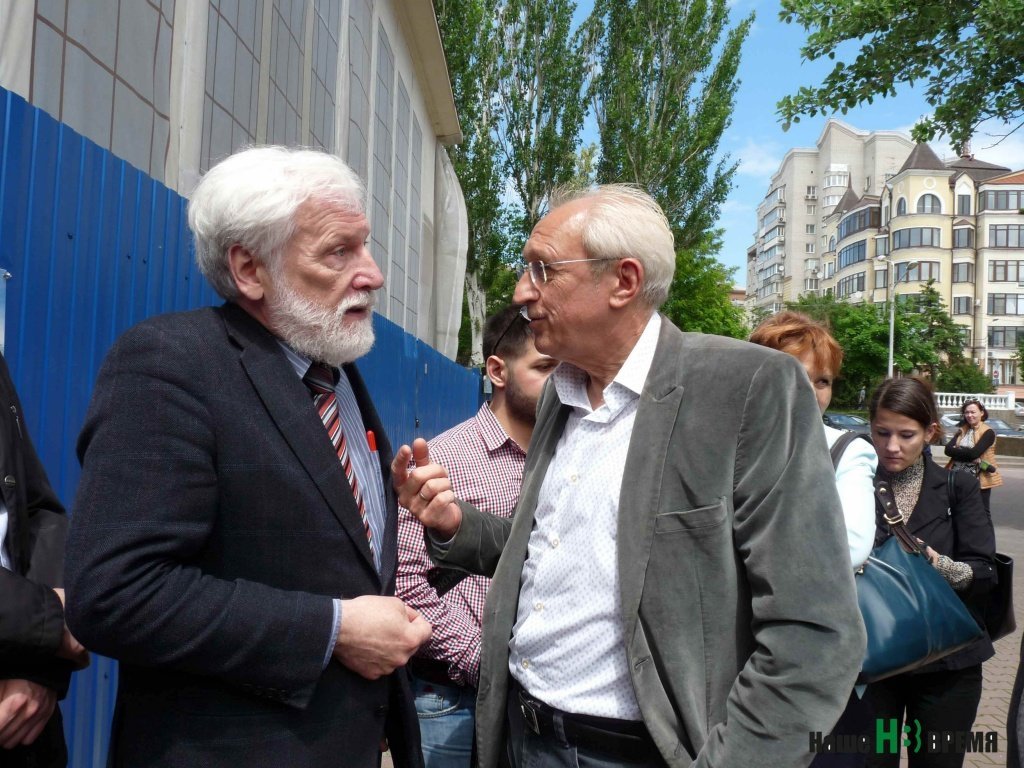 Сергею Кузнецову (справа) пришлось не только отвечать на вопросы ростовчан, но и спорить.
