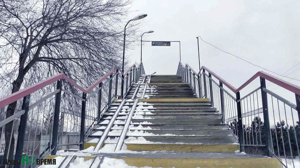 Мост на Первомайской — настоящее препятствие на пути к электричке. И не только для инвалидов. Попробуйте преодолеть мост с багажом.