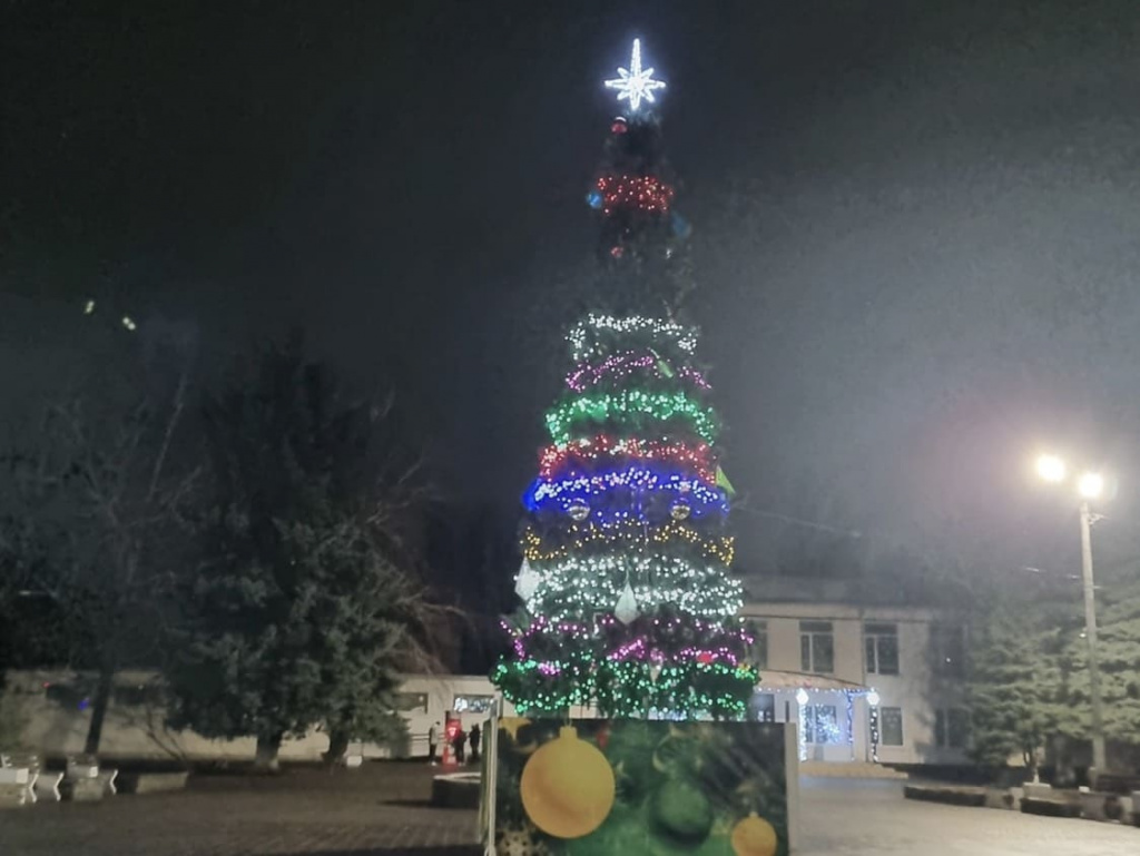 Новогодняя елка в городе Зверево