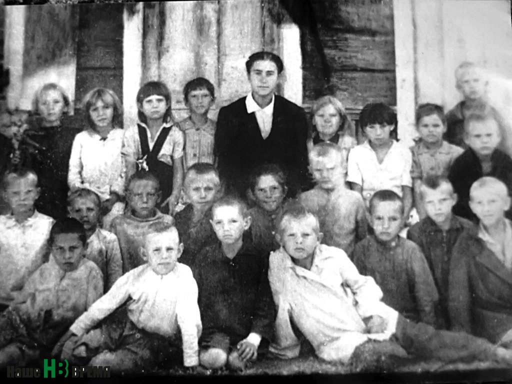 Дети военной поры (Николай Гнутов в верхнем ряду справа).