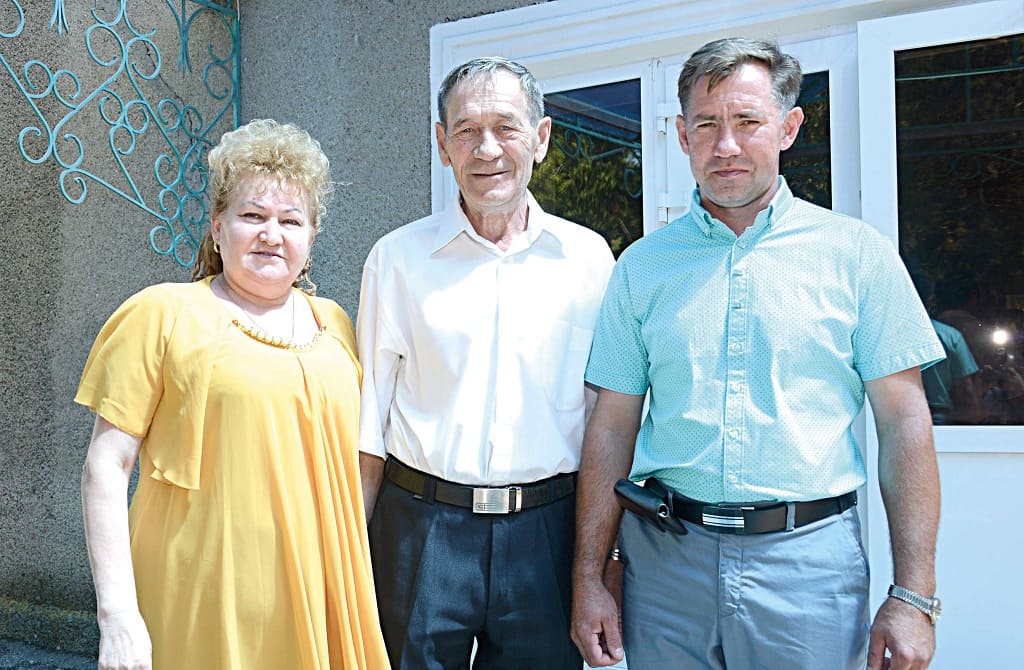 Николай ЗАСЬКО (в центре) со своими заместителями Зарой АЛХАДЖИЕВОЙ и Юрием ДИДЕНКО много лет работают вместе.