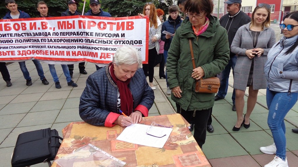 Пикетирующие подписывают коллективное обращение к Губернатору Ростовской области Василию Юрьевичу Голубеву