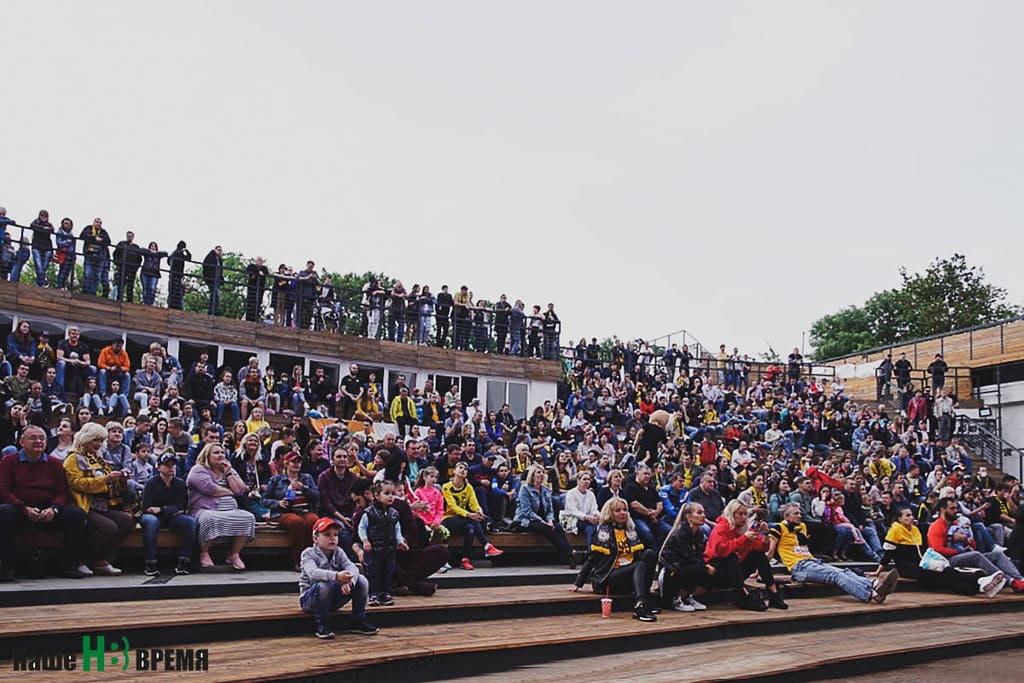 Сотни болельщиков «Ростов-Дона» пришли в Зеленый театр смотреть матчи «Финала четырех».