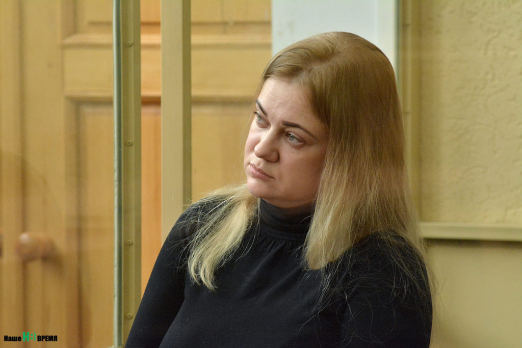 Жена Сергея Синельника Анастасия внимательно слушает приговор, на основании которого она ближайшие 24 года проведет в местах заключения.