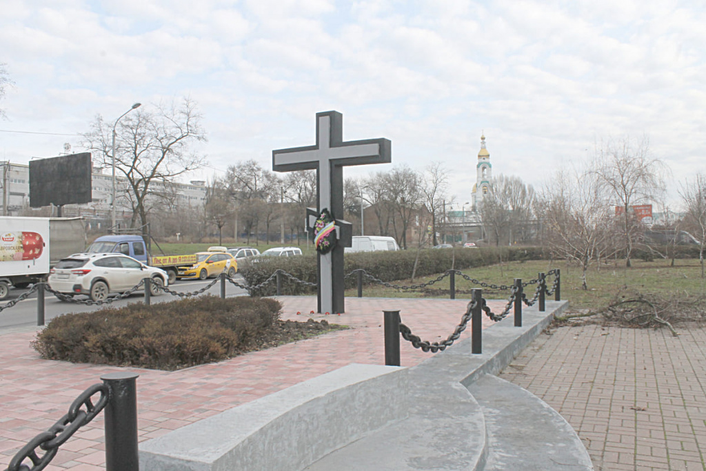 Это захоронение защитников Ростова попадает в зону строительства так же как и памятники археологии.