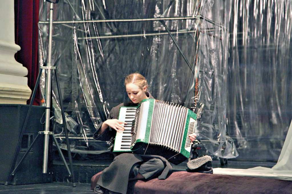 Актиса Арина ДИДЕНКО для роли уличной музыкантши научилась играть на аккордеоне.