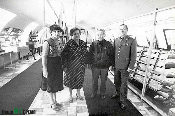 Михаил МАЛЫГИН и Михаил КАЛАШНИКОВ (второй справа) в музее «Ижмаша» (1989 г.).