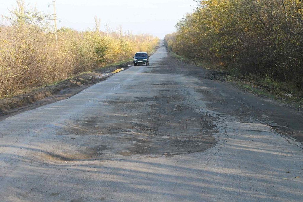 А эти дороги оставили после себя строители железнодорожной ветки в обход Украины.