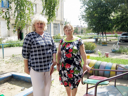 Светлана Минаева (слева) и председатель ТСЖ «Надежда» Раиса Конохова часто обсуждают проблемы и удачи в работе ТОСов.