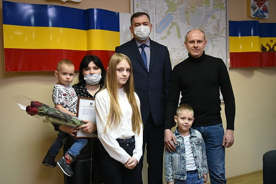 Молодым семьям вручили свидетельства на 1 миллион 485 тысяч 666 рублей