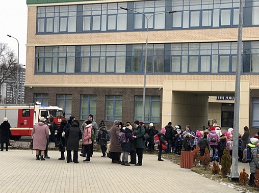 Во дворе одной из ростовских школ во время вчерашней тревоги. Источник фото: ТРК 