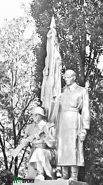 Будет ли новый памятник похож на этот, который до 1975 года стоял над земляной насыпью, где было похоронено около шести тысяч бойцов Красной Армии, замученных фашистами?