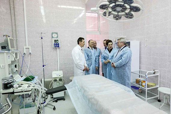 В Новошахтинске Василий Голубев посетил акушерско-гинекологическое отделение. Фото пресс-службы губернатора РО