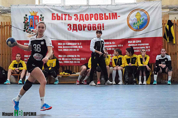 Гандболистки «Ростов-Дона-2» под руководством Ольги Карпенко (в центре) усиленно тренируются перед финалом, который пройдет в Ростове.