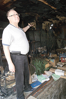 Виктор КИДЯЕВ показывает свои выгоревшие владения.