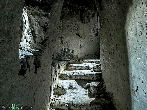 Проход по узкому тоннелю и каменной лестнице – не для слабонервных.