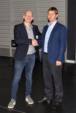 Победитель турнира с президентом шахматной федерации Фарерских островов Финнбьорном Вангом.