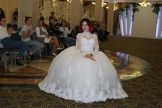 Гвоздь любого показа – выход в свадебных платьях (на снимке – Янина ­СЕРЕНКО).