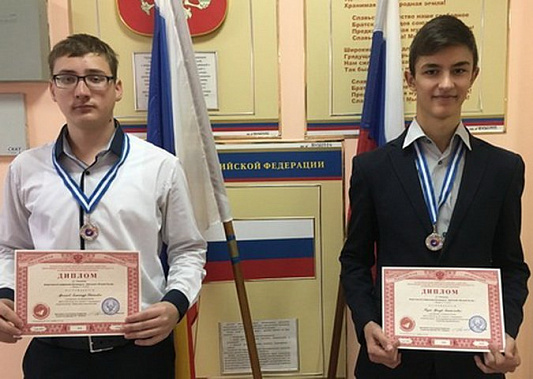 Александр Архипов и Артур Рауш(слева направо). Фото с сайта Семикаракорской средней школы №3