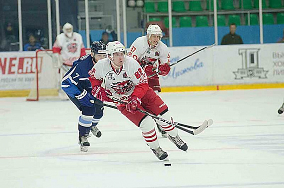 Ростовские хоккеисты (светлая форма) как ни старались, ни одной шайбы забить не смогли. Фото из открытых источников