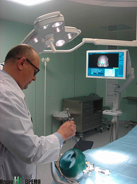 Заведующий отделением нейроонкологии Ростовского научно-исследовательского онкологического института Эдуард Росторгуев демонстрирует новый нейрохирургический комплекс.