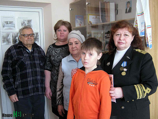 Марина РУСИНА (справа) и родные погибших подводников стали настоящими друзьями.