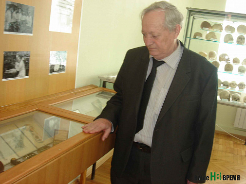Александр Андреевич Швырев демонстрирует нам экспонаты музея.