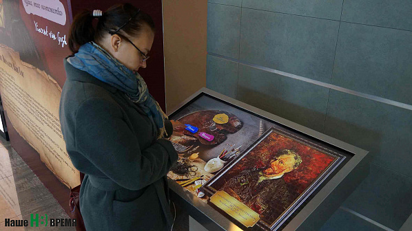 В аванзале благодаря интерактивным экранам можно рассмотреть репродукции полотен Ван Гога и больше узнать о его жизни и творчестве.