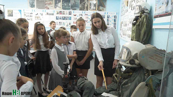 После обучения у руководителя школьного музея Галины Васильевны Денищенко девятиклассники свободно ведут экскурсии для 5-6-х классов.