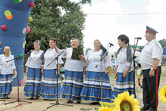 Казачьи творческие коллективы пользовались на фестивале не меньшей популярностью, чем барды.