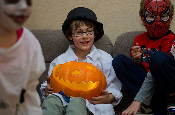 Фото Ещены Свержинской: «Спонтанная хеллоуин-вечеринка дома с детьми - это хаос, хохот, чумазые моськи, много шума и страаашных призраков».