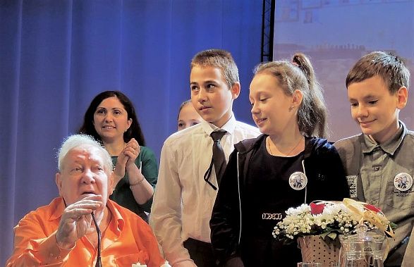 Владимир Канцын со своими воспитанниками из шахматного клуба «Слоненок»