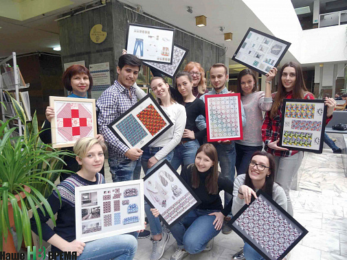 Студенты Академии архитектуры и искусств ЮФУ со своими работами.