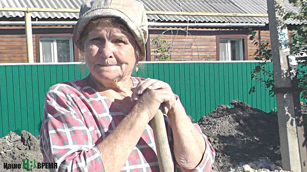 Нина Пантелеевна МАЛЬКОВА 60 лет прожила в слободе без хорошей воды. И в свои восемьдесят с хвостиком стоять в стороне от народной инициативы – строительства водопровода – не собирается.