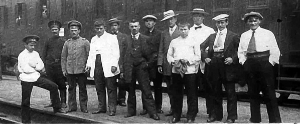 Команда по футболу КЛС из Ростова-на-Дону в пути на Юзовку – свой первый матч чемпионата России 1913 года.