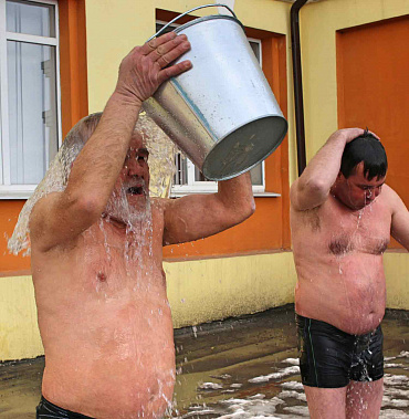 Местные моржи, последователи Порфирия Иванова, по его примеру облились холодной водой.